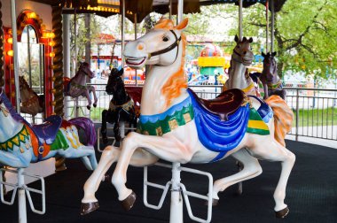 Çocukların atlıkarınca at ile