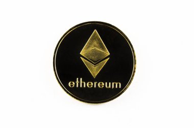 Beyaz arka plan üzerinde izole altın ethereum sikke