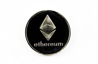 Beyaz arka plan üzerinde izole gümüş ethereum sikke