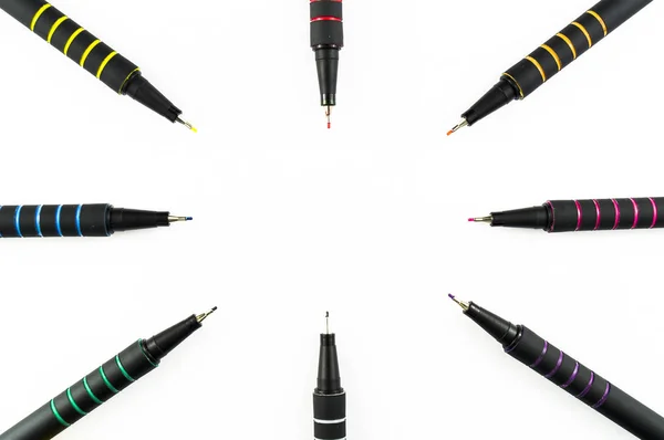 Ручки разных цветов на белом фоне — стоковое фото