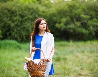 Bir sepet içinde elleri ve ekmek güzel bir kızla