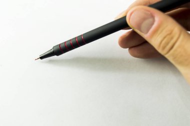 Beyaz kağıt üzerine elinde kalem alay