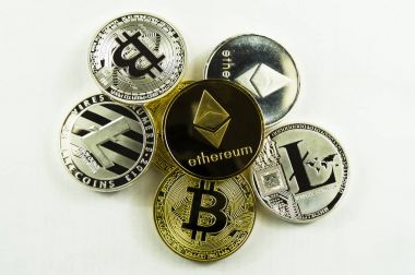 Çeşitli Kripto-akımlar bitcoin, lightcoin, ethereum beyaz bir arka plan üzerinde