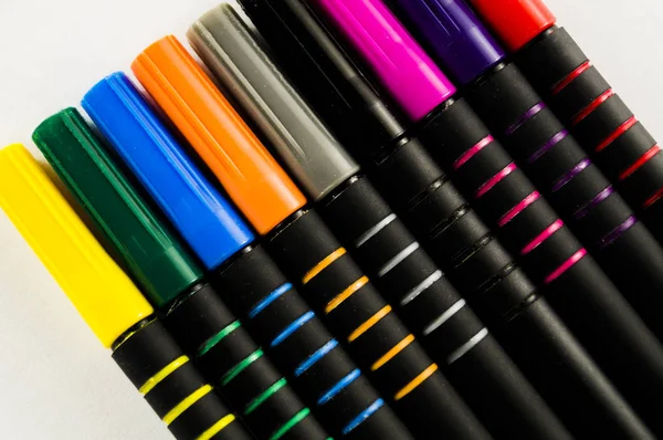 Kände pennor närbild på vitt papper — Stockfoto