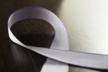 Parkinson günü. Karanlık bir arka plan bir sembolü olarak gümüş şerit