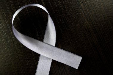 Parkinson günü. Karanlık bir arka plan bir sembolü olarak gümüş şerit