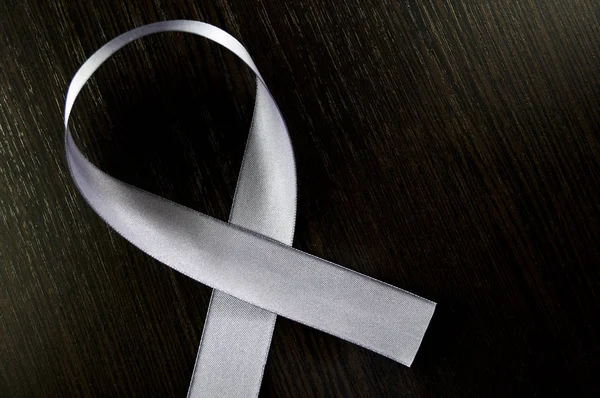 Parkinson günü. Karanlık bir arka plan bir sembolü olarak gümüş şerit