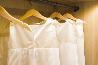 Simetrik olarak asılı beyaz kadın sorocheh bir dizi