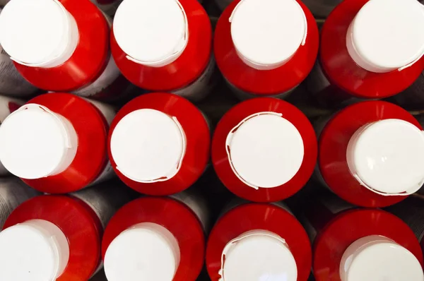 Verpakkingen van ketchup opstaan op de tafel symmetrisch met deksels — Stockfoto