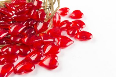 Beyaz bir arka plan üzerinde kalp sembolü