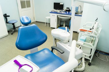 Diş sandalye ve klinik içinde tıbbi cihazlar