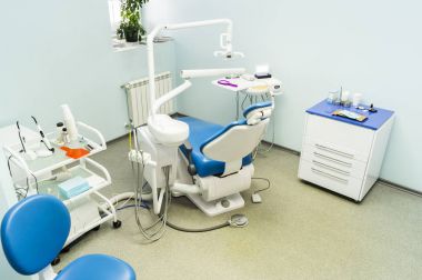 Diş sandalye ve klinik içinde tıbbi cihazlar