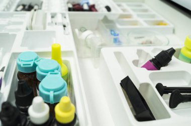 Çeşitli aletleri, ilaçlar ve ağrı kesici bir dişçi destek