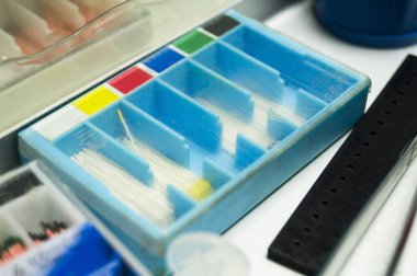 Diş iğne irili ufaklı bir dizi kutu