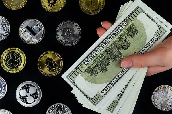 Обміняти криптовалюту на реальні гроші за поточним курсом — стокове фото