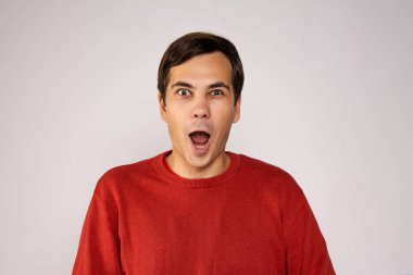 Kırmızı kazaklı genç şaşırdı..