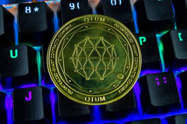 Renk kodlu klavyenin para şifreli qtum yakın plan görüntüsü