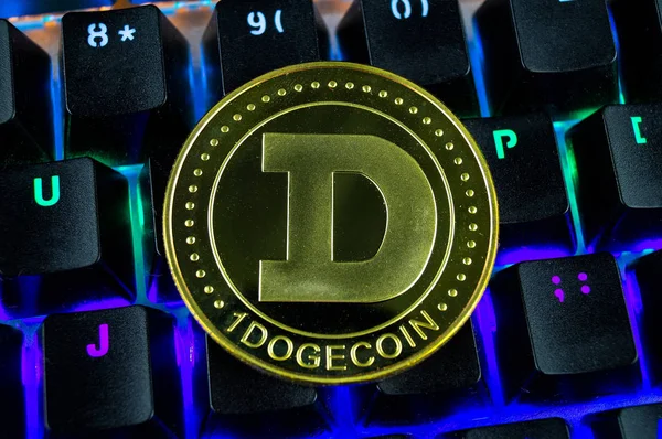 Moneda criptomoneda dogecoin primer plano del teclado codificado por colores — Foto de Stock