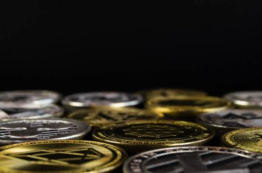 Bir çok kripto para para parakaranlık bir yüzeyüzerinde yalan