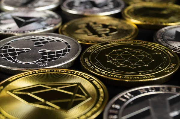 Una gran cantidad de monedas criptomoneda se encuentran en una superficie oscura — Foto de Stock