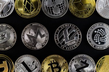 Bir çok kripto para para parakaranlık bir yüzeyüzerinde yalan