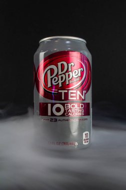 Omsk, Rusya - 27 Kasım 2019: Koyu arkaplanda bir kutu gazlı içecek resmi