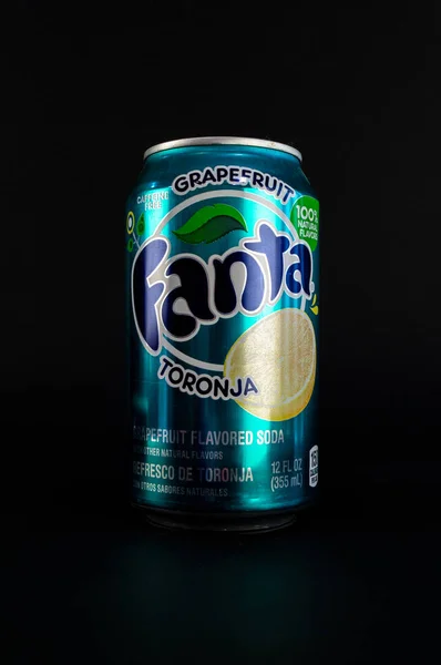 Omsk, Rusland - 27 november 2019: Afbeelding van een blikje koolzuurhoudende drank Fanta op een donkere achtergrond — Stockfoto