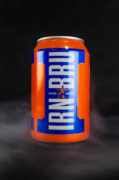 Omsk, Rusland - 27 november 2019: Afbeelding van een blikje koolzuurhoudende drank Irn-Bru op een donkere achtergrond — Stockfoto