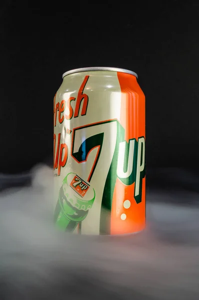 Omsk, Rusland - 27 november 2019: Afbeelding van een blikje koolzuurhoudende drank 7 Up on a dark background — Stockfoto