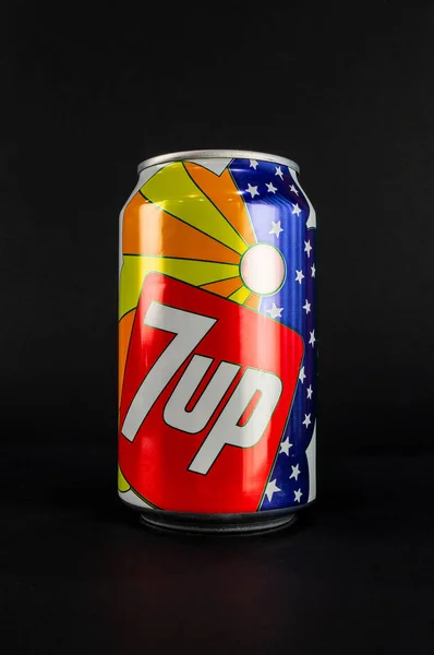 Omsk, Russia - November 27, 2019: Image of a can of carbonated drink 7 Up on a dark background — Stock Photo, Image