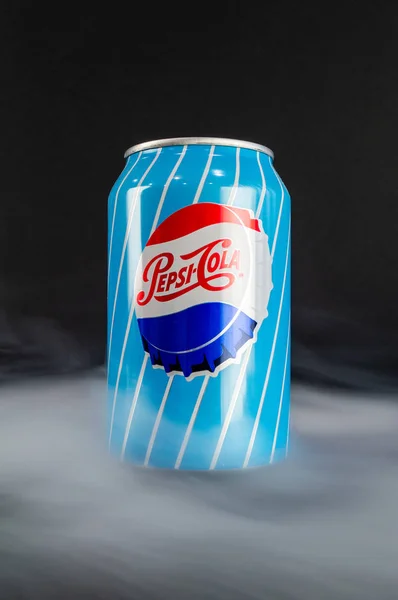 Omsk, russland - 27. November 2019: Bild einer Dose mit kohlensäurehaltigem Getränk Pepsi Cola auf dunklem Hintergrund — Stockfoto
