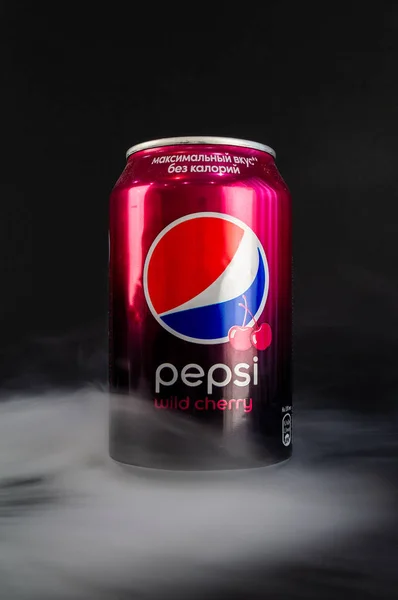 Omsk, Russia - November 27, 2019: Image of a can of carbonated drink pepsi cola on a dark background — Stock Photo, Image