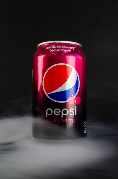 Omsk, Rusya - 27 Kasım 2019: Koyu arkaplanda bir kutu karbonatlı pepsi kola resmi — Stok fotoğraf