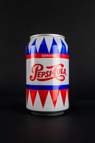 Omsk, Russia - November 27, 2019: Image of a can of carbonated drink pepsi cola on a dark background — Stock Photo, Image