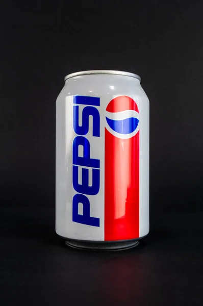 俄罗斯乌姆斯克- 2019年11月27日：黑暗背景下的碳酸饮料可乐罐头图像 — 图库照片