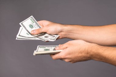 Bir ürün ya da hizmet için para veren bir adama yakın çekim