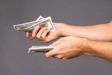 Bir ürün ya da hizmet için para veren bir adama yakın çekim