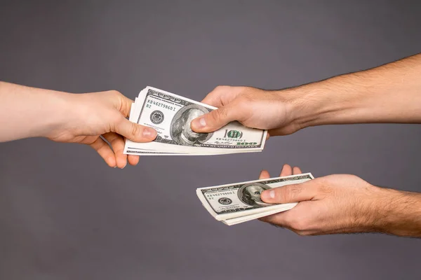 Close-up van een man overhandigen geld voor een product of dienst — Stockfoto