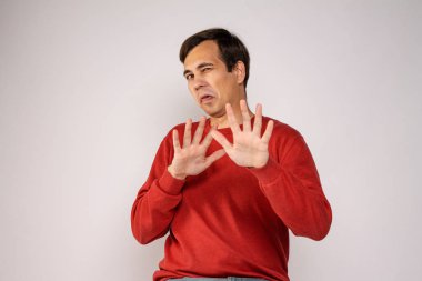 Kırmızı kazaklı genç hayır diyor.