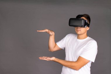 Sanal gerçeklik gözlüklü adam sahaya bakıyor. Gelecek ve modern teknolojiler.