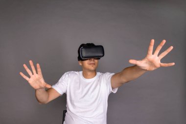 Sanal gerçeklik gözlüklü bir adam çevresini inceliyor. Gelecek ve modern teknolojiler