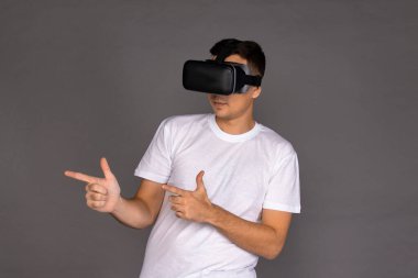 Sanal gerçeklik gözlüklü bir adamın portresi tavsiye ediyor. Gelecek ve modern teknolojiler.