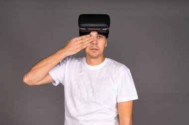 Sanal gerçeklik gözlüklü bir adamın portresi gerçek ve sanal dünyayı karşılaştırıyor. Gelecek ve modern teknolojiler