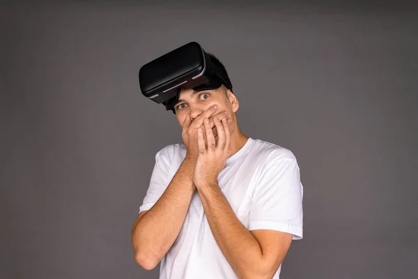 Портрет хлопця в окулярах віртуальної реальності, який боїться. Майбутні та сучасні технології — стокове фото