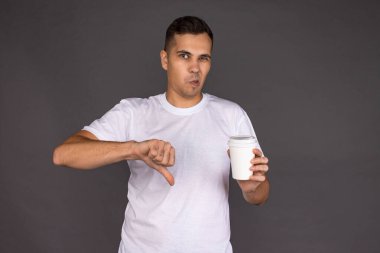 Beyaz tişörtlü adam kahvenin tadını beğenmedi..