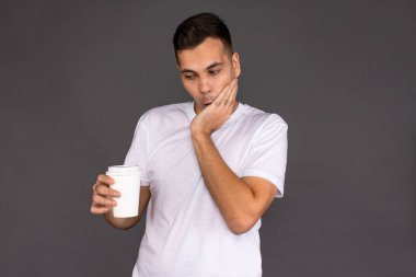 Beyaz tişörtlü adam kahveye hayran ve 
