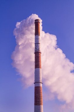 Gökyüzüne karşı borular havaya atık ürünler yayarak çevreyi kirletiyor..