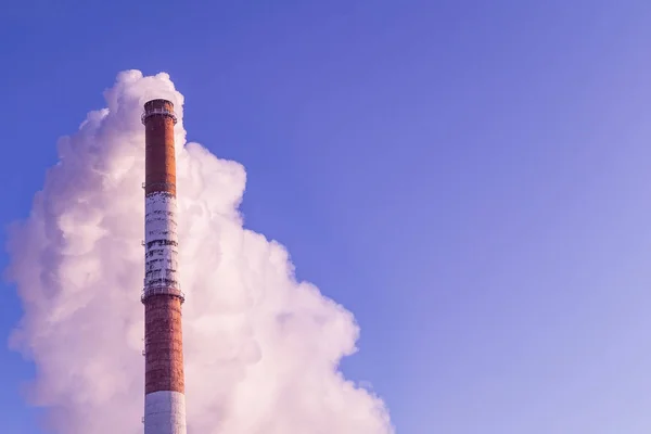 Pijpleidingen tegen de lucht stoten afvalproducten uit in de lucht, waardoor het milieu wordt vervuild. — Stockfoto