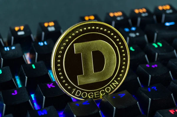 Coin cryptocurrency dogecoin close-up of the colour-coded keyboard — Stock Photo, Image