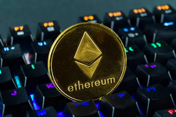 Monety kryptowaluta ethereum zbliżenie klawiatury oznaczonej kolorem — Zdjęcie stockowe